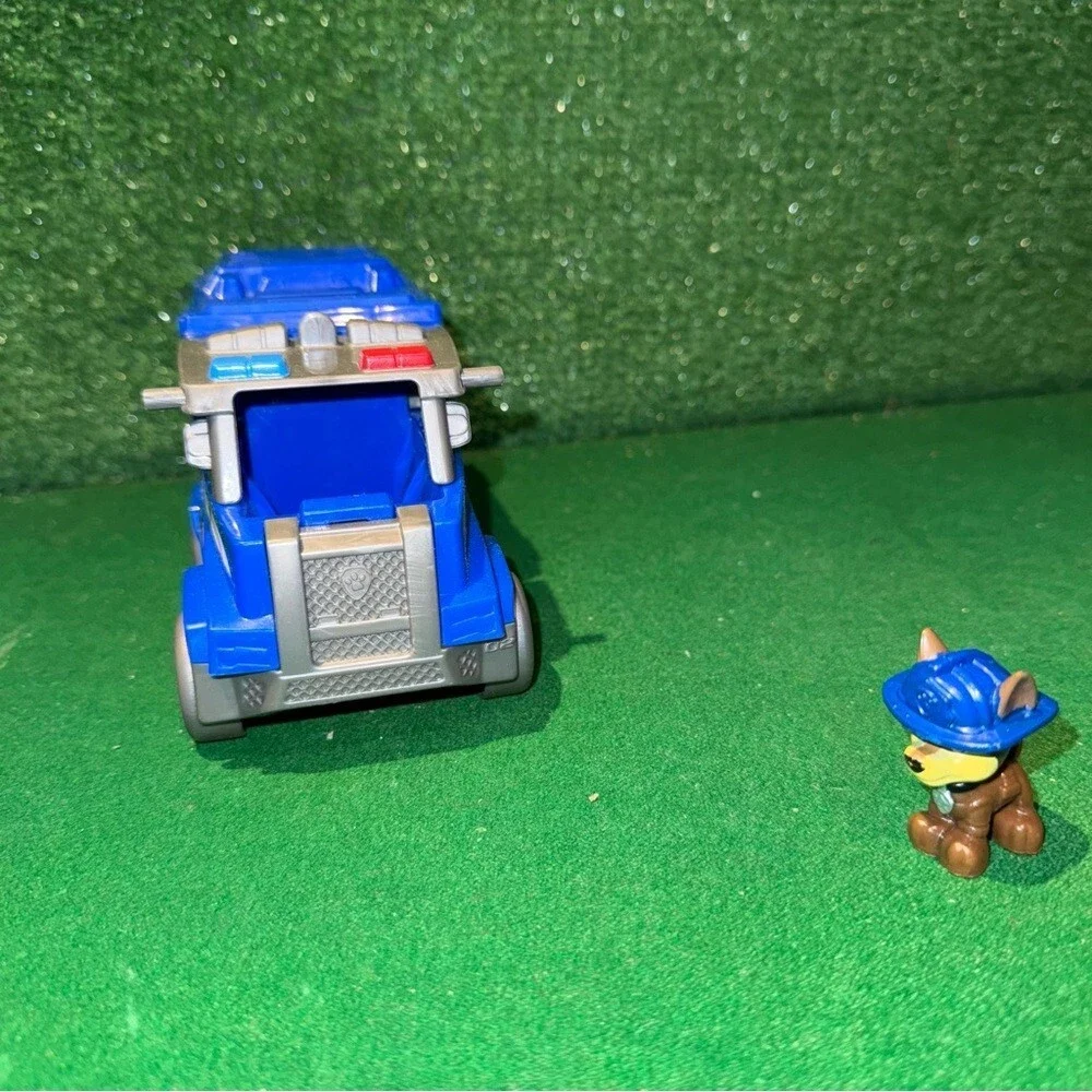 Spin Master Paw Patrol Ultimate Rescue Chase Police Cruiser and‎ action figure